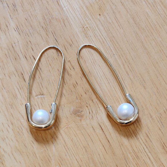 En Route Jewelry Classic Pearl Safety Pin Earring Gold - Picture 1 of 2